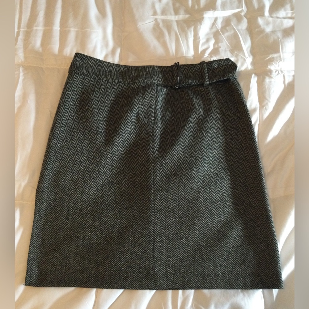 Express/Women’s black/gray zig zag design skirt  size 1/2